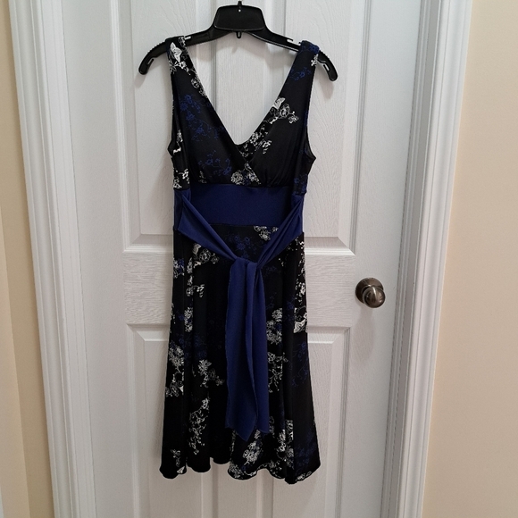 Jessica Floral Print Dress Black White Blue Tie Waist Tank Style V Neck Size 10 - Picture 13 of 14